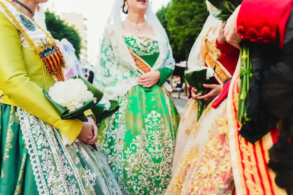 Traje tradicional falleras valencianas Traje tradicional falleras valencianas