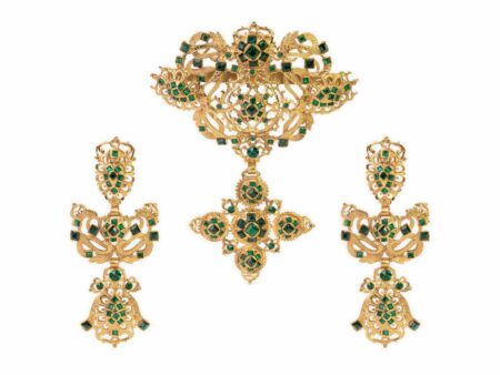 Pendientes dorados con joyas verdes