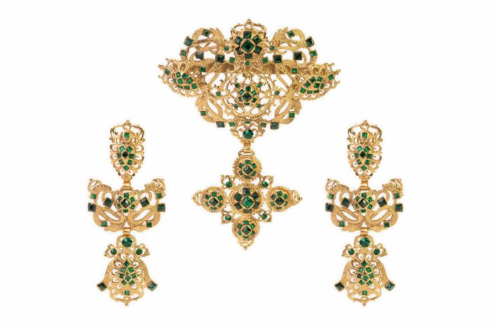 Pendientes dorados con joyas verdes