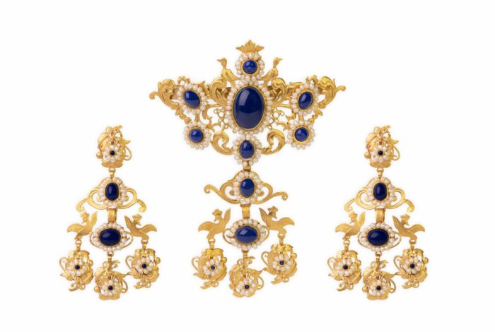 Pendientes dorados con joyas azules