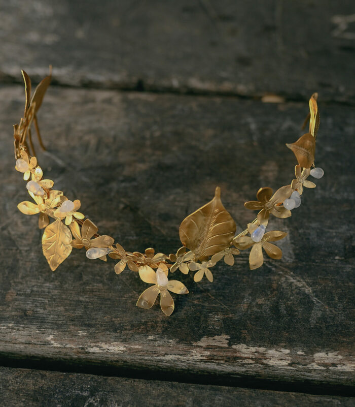 Diadema de hojas doradas