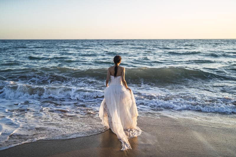 novia orilla mar